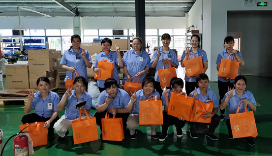 云顶集团3118新能源为一线员工发放中秋福利礼品